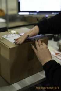 outsourcing logistyki e-commerce - pakowanie przesyłki
