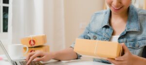 Zwroty w logistyce mebli: jak zorganizować proces, który nie zrujnuje Twojej marży